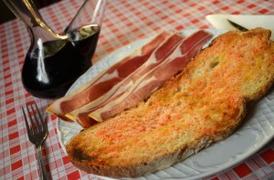 Mostra d'un esmorzar de forquilla, pa amb tomàquet i pernil salat