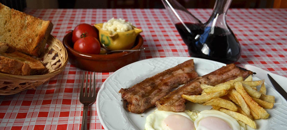 Mostra d'un esmorzar de forquilla, ous ferrats amb cansalada