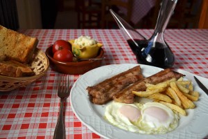 Mostra d'un esmorzar de forquilla, ous ferrats amb cansalada